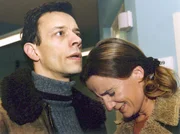 Hannes Berger (Thomas Pötzsch) und seine Frau Hella (Sabine Falkenberg) bangen um ihre Tochter Niki, der in der Sachsenklinik ein Hirntumor entnommen werden muss. Hannes Berger (Thomas Pötzsch) und seine Frau Hella (Sabine Falkenberg) bangen um ihre Tochter Niki, der in der Sachsenklinik ein Hirntumor entnommen werden muss.