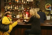 Frank Reynolds (Danny DeVito), Dee Reynolds (Kaitlin Olson)