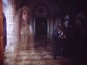 An einem d&uuml;steren Morgen eilt ein Diener aufgeregt durch das k&ouml;nigliche Schloss: Die Sonne will nicht aufgehen. Alles l&auml;uft zusammen, der noch nachtbem&uuml;tzte K&ouml;nig, seine sch&ouml;ne Tochter Jasnenka und der Hofstaat - da finden sich auch schon die Kl&auml;ger vor dem K&ouml;nig ein. Auf der einen Seite steht die sch&ouml;ne Frau Sonne (Venuse Humheyov&aacute;), auf der anderen die Hexe der Finsternis mit ihrer verschmutzten Hexentochter.