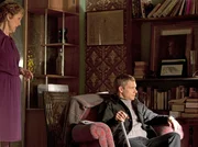 Sherlocks Vermieterin Mrs. Hudson (Una Stubbs) bietet Dr. Watson (Martin Freeman) eine Tasse Tee an.