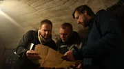 Sebastian Terenada und Oliver Kruger zeigen Josh Gates eine Karte des Nazitunnels.