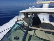 Rob Nelson (l.) steuert ein Boot und navigiert von Miami zur Insel Bimini.
