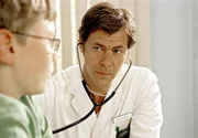Kinderarzt Dr. Lentz untersucht einen seiner kleinen Patienten.