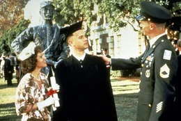 Forrests (Tom Hanks, M.) Mutter (Sally Field, l.) ist sehr stolz auf ihren Sohn: Aufgrund seines Sportstipendiums gelingt es ihm sogar, sein Studium mit Auszeichnung abschlie&szlig;en ...