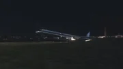 REENACTMENT - Beim zweiten Versuch eines dreimotorigen Starts vom Kansas City International Airport sind die Piloten des Air Transport International Fluges 782 nicht in der Lage, die erforderliche Geschwindigkeit zu erreichen, um das Flugzeug vom Boden abzuheben, was zu einem t&ouml;dlichen Unfall f&uuml;hrt.