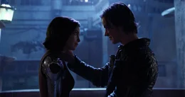 Alita (Rosa Salazar, l.); Hugo (Keean Johnson, r.)