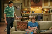 Alan Harper (Jon Cryer, l.): Jake Harper (Angus T. Jones, r.)