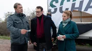 Der Lkw-Fahrer Stefan Buschke wurde erstochen auf einem Rastplatz neben seinem Fahrzeug gefunden. Am Tatort nehmen Finn (Sven Martinek), Lars (Ingo Naujoks) und Nina (Julia E. Lenska, v.l.n.r.) die Frachtpapiere genauer unter die Lupe.