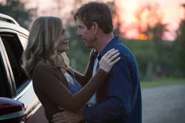 Hannah (erwachsen) (Peggy Lipton, l.); Ethan (erwachsen) (Dennis Quaid, r.)