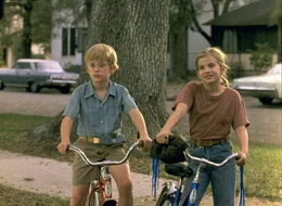 Vada (Anna Chlumsky) und Thomas (Macaulay Culkin) ziehen auf ihren Fahrr&auml;dern gemeinsam um die H&auml;user &ndash; sehr zum Spott anderer Kinder, die sie als Liebespaar aufziehen.