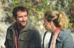 Der entt&auml;uschte Peter (Heikko Deutschmann, l.) landet zuf&auml;llig in Thereses (Ann-Kathrin Kramer, r.) B&uuml;dchen - die beiden kommen sich n&auml;her und verbringen einen romantischen Nachmittag zusammen ...