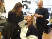 V.l.: Visagistin, Kandidatin Jara und Stylist V.l.: Visagistin, Kandidatin Jara und Stylist