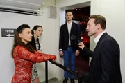 Simone (Tatjana Clasing, l.), Jenny (Kaja Schmidt-Tychsen) und David (Andreas Hofer, r.) fassen einen gewagten Beschluss: Trotz seiner Sperre soll Lukas (Marc Schöttner) an Julias Seite beim Finale tanzen... Simone (Tatjana Clasing, l.), Jenny (Kaja Schmidt-Tychsen) und David (Andreas Hofer, r.) fassen einen gewagten Beschluss: Trotz seiner Sperre soll Lukas (Marc Schöttner) an Julias Seite beim Finale tanzen...