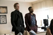 MacGyver (Lucas Till, l.) und Bozer (Justin Hires, r.) haben sich unter falschen Identit&auml;ten in ein Casino geschlichen, um eine Terrorgruppe zu stoppen. Schnell merkt das Dreamteam, dass ihr Plan nicht aufgehen wird ...