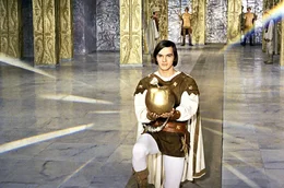 Der Bauernsohn (Mircea Breazu) hat die zweite Aufgabe gel&ouml;st und bringt dem K&ouml;nig den &bdquo;goldenen Apfel der Wahrheit&ldquo;, den er aus der Tiefe der Erde geholt hat.