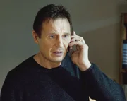 Geschockt wird Bryan Mills (Liam Neeson) am Telefon Zeuge, wie seine Tochter in Paris von Mitgliedern einer osteurop&auml;ischen M&auml;dchenh&auml;ndlerrings gekidnappt wird.
