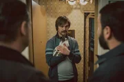 Die Kommissare Bruno Lewandowski (Aurel Manthei, l.) und Ceyhan Topal (Sahin Eryilmaz, r.) suchen Eric Bolter (Henning Flüsloh, M.) in seiner Wohnung auf.