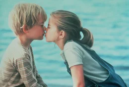 Jugend forscht: Thomas J. (Macaulay Culkin, l.) und Vada (Anna Chlumsky, r.) wagen sich an die geheimnisvolle Welt des K&uuml;ssens heran ...