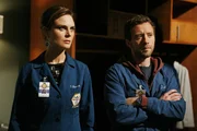Brennan (Emily Deschanel, l.) und Hodgins (TJ Thyne) werden in das Büro des Bundesrichters zitiert. Der so genannte Totengräber-Fall soll wieder aufgenommen werden und die beiden werden verdächtigt, Beweismittel an sich genommen zu haben.