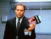 "Vertraue nie etwas dem Papier an!" Detective Goren (Vincent D'Onofrio) hält den Beweis in der Hand. Der Täter hat sich durch seinen Roman selbst ans Messer geliefert.