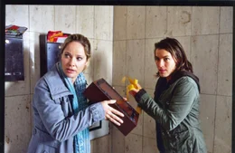 Gundi (Jule Gartzke, r.) hat Therese (Ann-Kathrin Kramer, l.) auf eine dumme Idee gebracht: Therese schaltet unter falschem Namen eine Kontaktanzeige und l&auml;sst sich von den interessierten Herren vorab das Fahrgeld in deren weit entfernte Heimatorte schicken. Ob das gut geht?; Gundi (Jule Gartzke, r.) hat Therese (Ann-Kathrin Kramer, l.) auf eine dumme Idee gebracht: Therese schaltet unter falschem Namen eine Kontaktanzeige und l&auml;sst sich von den interessierten Herren vorab das Fahrgeld in deren weit entfernte Heimatorte schicken. Ob das gut geht?