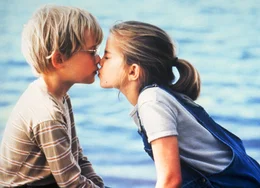 Erster Kuss: Macaulay Culkin als Thomas J. Sennett, Anna Chlumsky als Vada Sultenfuss (Copyright SRF)