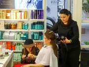 Shoppingbegleitung Laura (l.) lackiert Pascalina (M.) die N&auml;gel.