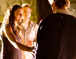 H&ouml;llischer L&auml;rm sprengt eine Party in New York. Dann poltert der Kopf der Freiheitsstatue durch die Stra&szlig;en. F&uuml;r Lily (Jessica Lucas, l.) und Rob (Michael Stahl-David, M.) beginnt ein schier aussichtsloser Kampf ums &Uuml;berleben ...