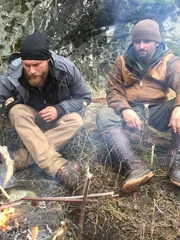 L-R: Grady Powell und Bill McConnell beim Fischkochen auf ihrem Campingplatz in Oregon.