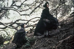 Ada (Holly Hunter, r.) und ihre Tochter (Anna Paquin, l.) auf dem Weg zur Klavierstunde bei Nachbar Baines.