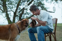 L-R:  Dog (Josh Gad) und Adult Ethan (Dennis Quaid)