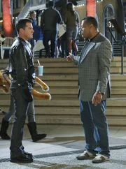 Nick (George Eads, li.) und Ray Langston (Laurence Fishburne) machen sich in einem Vergn&uuml;gungspark auf die Suche nach Haskell - er darf ihnen einfach nicht noch einmal entkommen...