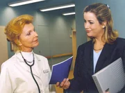 Ingrid (Jutta Kammann) lässt sich nicht bieten: Sarah Marquardt (Alexa Maria Surholt, rechts) versucht während ihrer Abwesenheit, ihre Position als Oberschwester in Frage zu stellen.