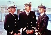 Harmon Rabb Jr. (David James Elliott) und Sarah „Mac“ MacKenzie (Catherine Bell) sind Anwälte beim Judge Advocate General’s Corps der US Navy. Als Militärjuristen behandeln die beiden Fälle, die für die US-amerikanische Marine von Belangen sind. Dabei kommt es vor, dass sie sich auch mal einander auf unterschiedlichen Seiten gegenüberstehen. Im Laufe der Zeit nähern sich Harm und Mac auch privat an, doch einer Beziehung werden viele Steine in den Weg gelegt. An ihrer Seite arbeitet Bud Roberts (Patrick Labyorteux), der sich vor allem durch Loyalität gegenüber seinen Vorgesetzten auszeichnet. Admiral A.J. Chegwidden (John M. Jackson) erwartet eine solche auch von seinen Untergebenen, zeichnet sich seinerseits aber auch durch hohe Integrität aus. Harmon Rabb Jr. (David James Elliott) und Sarah „Mac“ MacKenzie (Catherine Bell) sind Anwälte beim Judge Advocate General’s Corps der US Navy. Als Militärjuristen behandeln die beiden Fälle, die für die US-amerikanische Marine von Belangen sind. Dabei kommt es vor, dass sie sich auch mal einander auf unterschiedlichen Seiten gegenüberstehen. Im Laufe der Zeit nähern sich Harm und Mac auch privat an, doch einer Beziehung werden viele Steine in den Weg gelegt. An ihrer Seite arbeitet Bud Roberts (Patrick Labyorteux), der sich vor allem durch Loyalität gegenüber seinen Vorgesetzten auszeichnet. Admiral A.J. Chegwidden (John M. Jackson) erwartet eine solche auch von seinen Untergebenen, zeichnet sich seinerseits aber auch durch hohe Integrität aus.