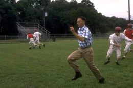 "Lauf, Forrest, lauf! Vergiss deine Schienen und lauf!" Dieser Rat von Jenny ver&auml;ndert Forrests (Tom Hanks, vorne) Leben von Grund auf ...