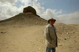 In der kargen W&uuml;ste Nord-&Auml;gyptens entdeckte ein Forschungsteam eine Pyramide mit einer versiegelten Grabkammer. Wenn Arch&auml;ologen sie &ouml;ffnen, kommt ein antiker Tatort zum Vorschein.   Die Verwendung des sendungsbezogenen Materials ist nur mit dem Hinweis und Verlinkung auf TVNOW gestattet.