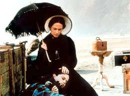 Die stumme Ada (Holly Hunter) ist mit ihrer kleinen Tochter Flora (Ann Paquin) von Schottland nach Neuseeland gekommen. Dort muss sie eine lange Nacht am Strand verbringen, ehe ihr Br&auml;utigam, den sie &uuml;berhaupt nicht kennt, die beiden abholt.