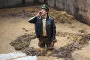 Staller (Helmfried von Lüttichau) ist bei dem Versuch eine Probe aus der Güllegrube zu entnehmen, in die Jauche gefallen. Über Handy versucht er Hubert zu erreichen, damit der ihn rausholt. Staller (Helmfried von Lüttichau) ist bei dem Versuch eine Probe aus der Güllegrube zu entnehmen, in die Jauche gefallen. Über Handy versucht er Hubert zu erreichen, damit der ihn rausholt.
