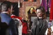 In einem Laden für Vampir Fetischisten hat Richard Castle (Nathan Fillion, l.) ein besonderes Outfit für seine Kollegin Kate Beckett (Stana Katic, r.) gefunden.