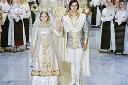 Der Bauernsohn (Mircea Breazu) erh&auml;lt die Prinzessin (Ana Szeles) zur Frau.