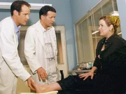 Sarah Marquardt (Alexa Maria Surholt) hat sich den Knöchel verstaucht. Dr. Kreutzer (Johannes Steck) und Dr. Heilmann (Thomas Rühmann) halten es für notwendig, sie für eine Nacht in der Sachsenklinik unter Beobachtung zu stellen. Sarah Marquardt (Alexa Maria Surholt) hat sich den Knöchel verstaucht. Dr. Kreutzer (Johannes Steck) und Dr. Heilmann (Thomas Rühmann) halten es für notwendig, sie für eine Nacht in der Sachsenklinik unter Beobachtung zu stellen.