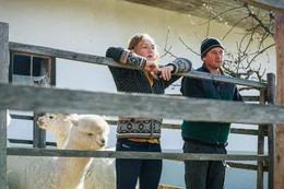 Lotte (Brigitte Hobmeier), Jenser (Peter Schneider).