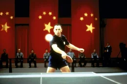 Dank seiner l&auml;uferischen F&auml;higkeiten hat Forrest (Tom Hanks) ein bewegtes Leben: Als Weltklasse-Tischtennisspieler darf er sogar als erster US-B&uuml;rger in die Volksrepublik China einreisen, um dort an einem Turnier teilnehmen zu k&ouml;nnen ...