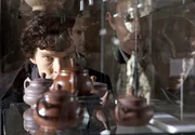 Antike Teegefäße bringen Sherlock Holmes (Benedict Cumberbatch) auf die Spur der Mörder. Antike Teegefäße bringen Sherlock Holmes (Benedict Cumberbatch) auf die Spur der Mörder.