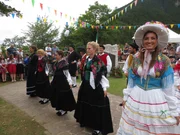 Jedes Detail der Kostüme hat eine eigene Bedeutung. So sollen etwa die Blumenhüte der Frauen den Frühling begrüßen. Jedes Detail der Kostüme hat eine eigene Bedeutung. So sollen etwa die Blumenhüte der Frauen den Frühling begrüßen.
