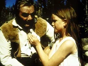 Jonathan (Ernest Borgnine, l.) und Laura (Melissa Gilbert, r.) freunden sich in den Bergen an.