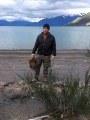 Grady Powell steht neben dem See.