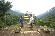 Gastgeber Josh Gates im Gespr&auml;ch mit Dr. Santiago Giraldo &uuml;ber die alten Ruinen der Ciudad Perdida.