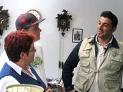 Ursula und Harald rufen den Trödeltrupp zur Hilfe, da sie nicht wissen, wie sie mit den Hinterlassenschaften ihres verstorbenen Bruders umgehen sollen... Ursula und Harald rufen den Trödeltrupp zur Hilfe, da sie nicht wissen, wie sie mit den Hinterlassenschaften ihres verstorbenen Bruders umgehen sollen...