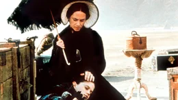 Die stumme Ada (Holly Hunter) ist mit ihrer kleinen Tochter Flora (Ann Paquin) von Schottland nach Neuseeland gekommen. Dort muss sie eine lange Nacht am Strand verbringen, ehe ihr Br&auml;utigam, den sie &uuml;berhaupt nicht kennt, die beiden abholt.